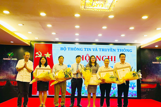Vina CHG vinh dự đón nhận bằng khen Bộ trưởng Bộ Thông tin và Truyền thông