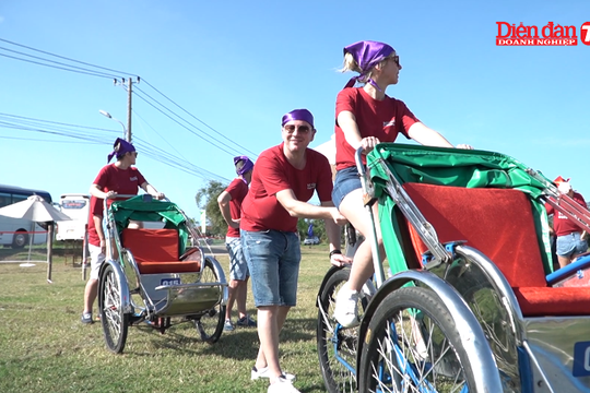 “Khách Tây” đạp xích lô, chạy xe thồ tại Hội An
