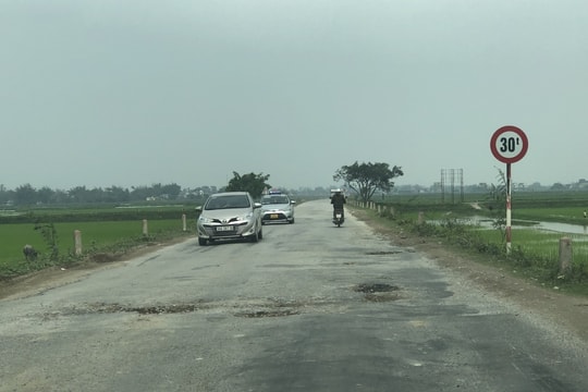 Nghệ An: Biển báo giới hạn tải trọng vừa lắp xong lại tiếp tục bị tẩy xoá