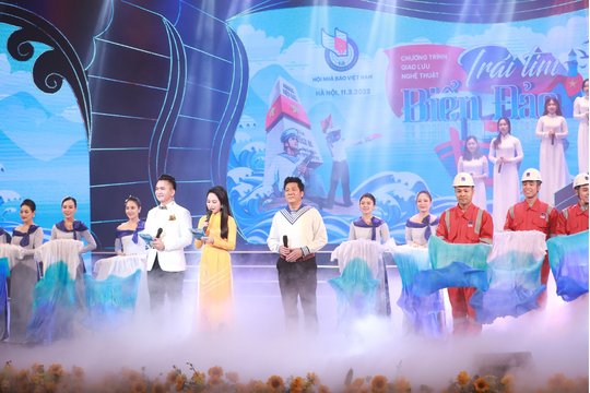 Chương trình nghệ thuật “Trái tim biển đảo”