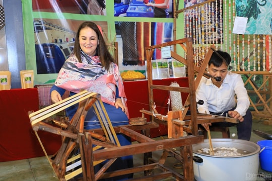 Lan tỏa tình yêu văn hoá trong lụa Việt