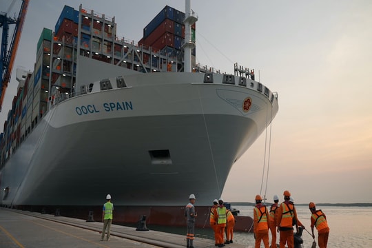 Bà Rịa – Vũng Tàu: Lần đầu tiên Việt Nam đón siêu tàu container lớn nhất thế giới