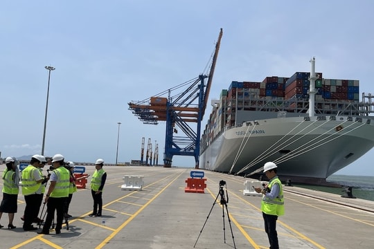 Siêu tàu container lớn nhất thế giới lần đầu tiên tới Việt Nam