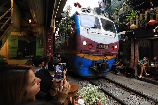 Lực lượng bảo vệ rời đi, "cà phê đường tàu" nhộn nhịp trở lại