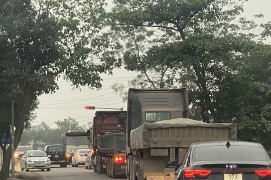 Biển cấm bị tháo gỡ, xe tải trọng lớn “oanh tạc” đường Nghệ An – Hà Tĩnh