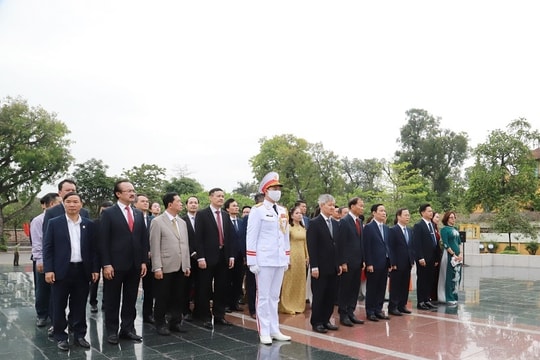 Lãnh đạo VCCI cùng các doanh nghiệp báo công dâng Bác nhân kỷ niệm 60 năm thành lập