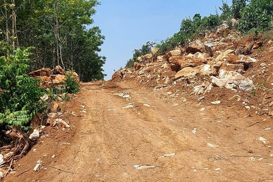 Nghệ An: Bất lực trước “công trường” khai thác khoáng sản trái phép?