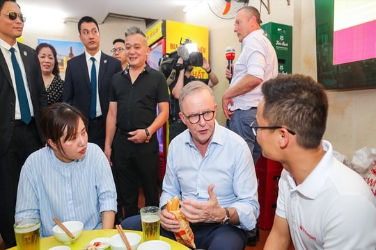 Thủ tướng Úc với văn hóa ẩm thực bình dân và bia Hà Nội