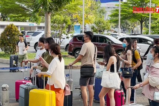 “Bát nháo” tại sân bay Tân Sơn Nhất: “Trảm” hai hãng taxi vì hành vi gian lận