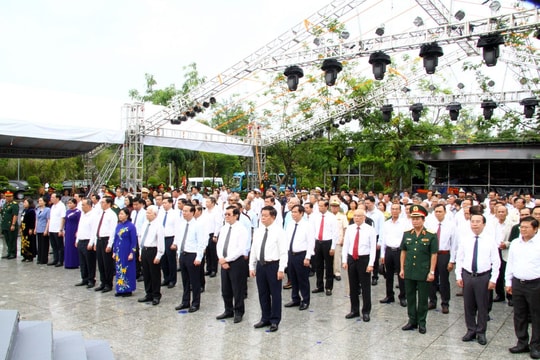 Chủ tịch nước dâng hương các Anh hùng liệt sĩ tại Côn Đảo