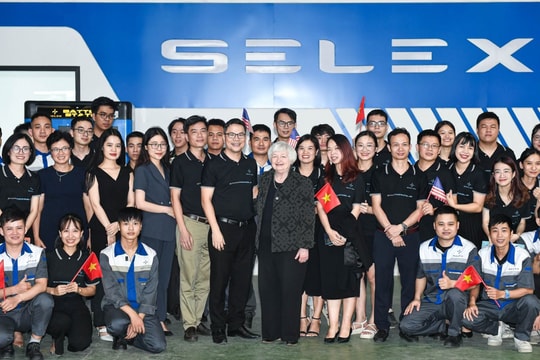 Bộ trưởng Tài chính Mỹ đến thăm công ty khởi nghiệp Selex Motors của Việt Nam