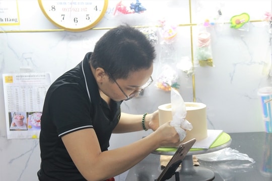 Mang 2 bằng đại học về quê khởi nghiệp thành công với bánh ngọt