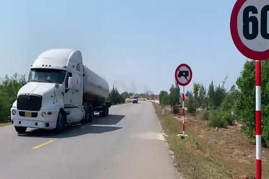 Kêu trời vì lệnh cấm Quảng Nam - Bài 2: Doanh nghiệp vận tải lao đao chạy "giấy phép con"