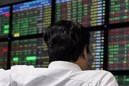 Cổ phiếu vốn hóa lớn và tác động thanh khoản thấp lên thị trường