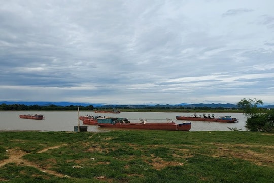 Vụ sông Lam đang bị “rút ruột” bởi cát tặc: Tỉnh Nghệ An chỉ đạo gì?