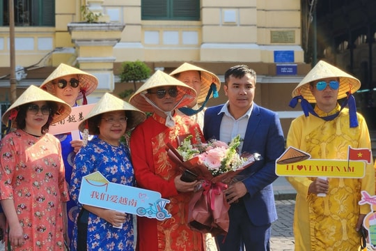 Trung Quốc bỏ xét nghiệm COVID-19 với khách du lịch