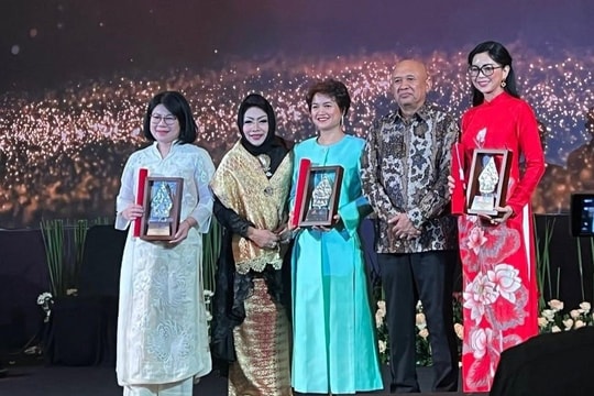 CEO IPPG Lê Hồng Thủy Tiên nhận giải thưởng AWEN AWARD 2023