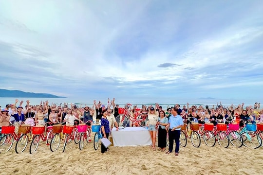 Trao tặng xe đạp cho học sinh giỏi thành phố Đà Nẵng