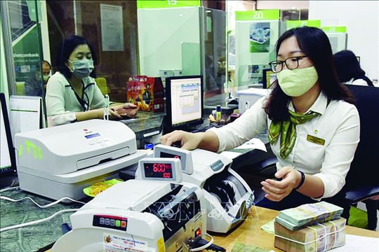 Đua hạ lãi suất cho vay “đảo nợ”