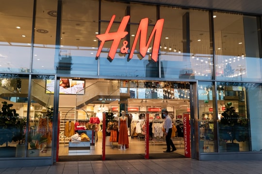 Hãng thời trang nhanh bán đồ cũ: Nghiêm túc hay đối phó