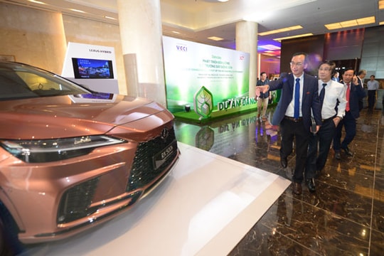 Xe sang Lexus xuất hiện tại “Diễn đàn phát triển bền vững thị trường bất động sản”