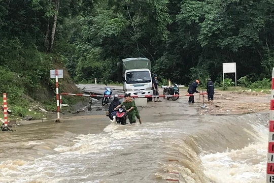 Nhiều nơi ở Nghệ An “tê liệt” vì mưa lớn kéo dài