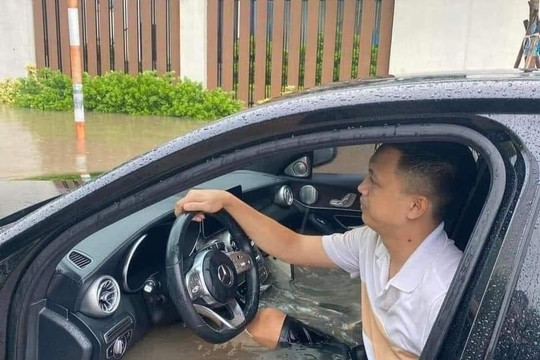 Ô tô bị ngập nước coi như đồ bỏ, bán rẻ như cho