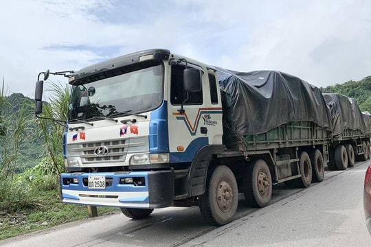Quảng Bình: “Xe 2 khúc” biển Lào “đại náo” cửa khẩu Cha Lo