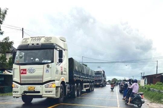 Quảng Trị: Thanh tra giao thông nói gì về xe quá khổ, quá tải?