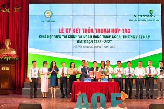 Vietcombank trao tặng 1 tỷ đồng học bổng cho sinh viên xuất sắc