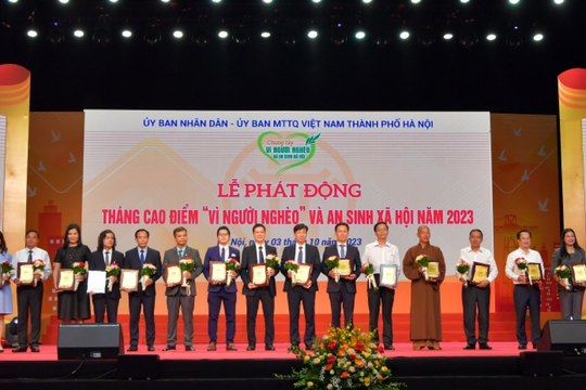 Vietcombank ủng hộ 10 tỷ đồng trong tháng cao điểm "Vì người nghèo"
