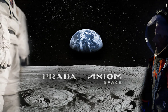 Phi hành gia vận đồ Prada