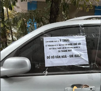 Có tiền mua ô tô mà không lo nổi chỗ gửi, "ăn vạ" trước cửa nhà người ta!