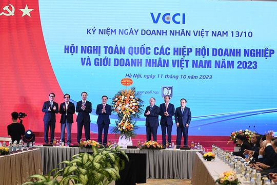 Toàn văn Nghị quyết số 41-NQ/TW của Bộ Chính trị về xây dựng và phát huy vai trò của đội ngũ doanh nhân Việt Nam trong thời kỳ mới