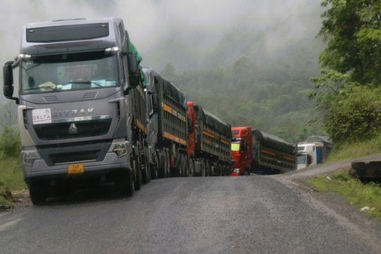 Quốc lộ 15D "te tua" vì xe quá tải