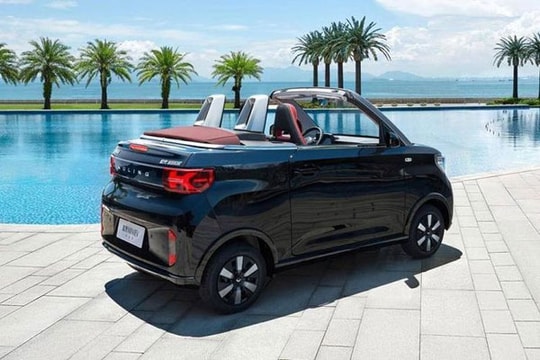 Wuling HongGuang Mini EV mui trần “gọi" nắng