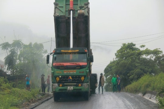 Thảm bê tông nhựa khi trời mưa tại Quốc lộ 15D: Nhà thầu nói gì?