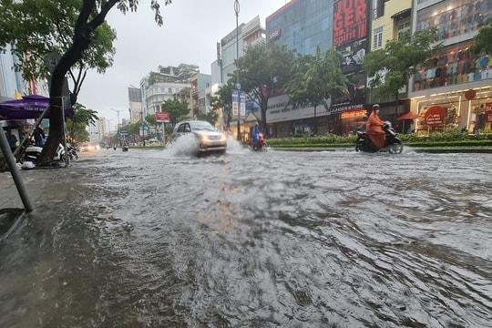 Đà Nẵng mưa lớn, nhiều tuyến phố "hóa thành sông"