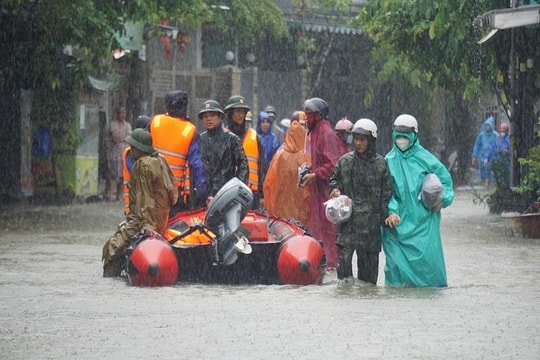 Nhiều khu vực tại Đà Nẵng ngập sâu, giao thông "tê liệt"