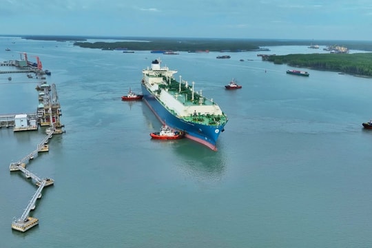 Chuyến tàu LNG đầu tiên đưa Việt Nam trở thành “điểm sáng” LNG toàn cầu