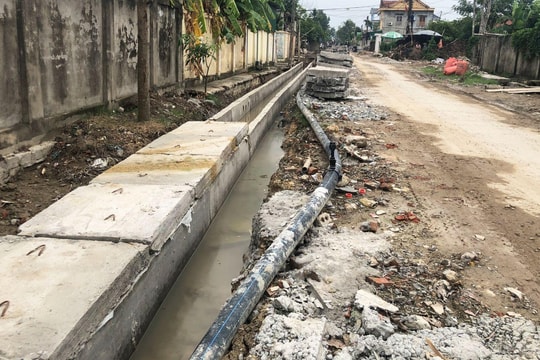 Nghệ An: Thi công làm hỏng ống dẫn nước, vẫn “thờ ơ” bỏ mặc người dân?