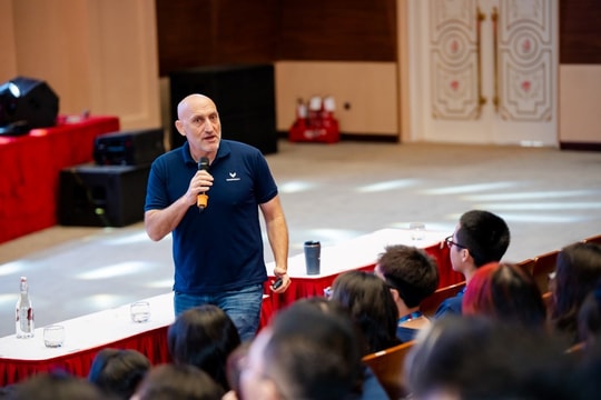 Giảng viên Tây dạy Lịch sử Việt