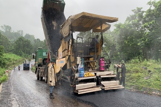 Thảm bê tông nhựa khi trời mưa tại Quốc lộ 15D: Cào bỏ lớp thảm nhựa và thi công lại