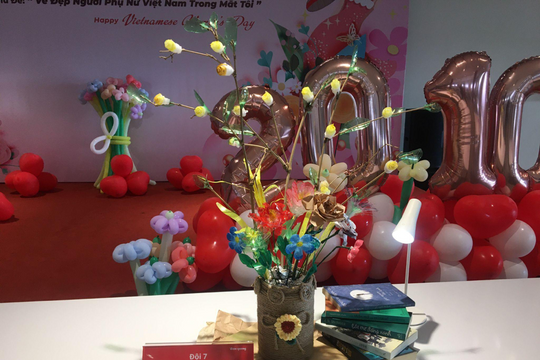 Hưởng ứng mục tiêu Net Zero qua cuộc thi cắm hoa tái chế