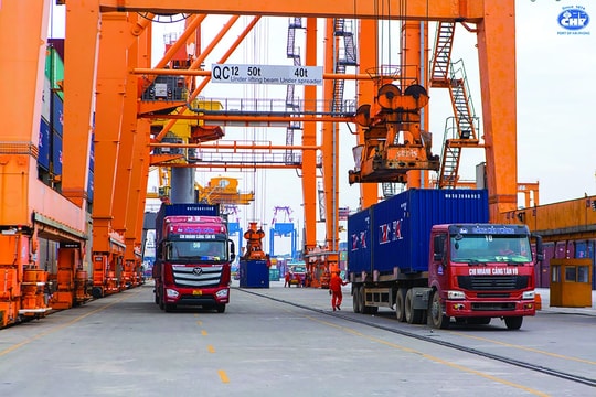 Ngóng chờ tăng giá xếp dỡ container