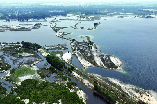 Sống “lay lắt” bên mỏ sắt lớn nhất Đông Nam Á