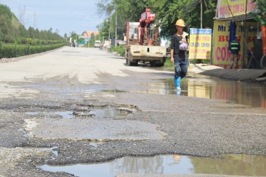 Quảng Ngãi: Đường trong khu kinh tế Dung Quất bị "cày nát" vì xe tải trọng lớn