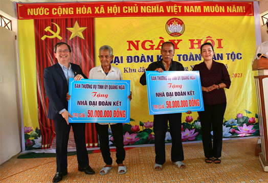 BSR tặng quà cho hộ nghèo và xây dựng Nhà đại đoàn kết