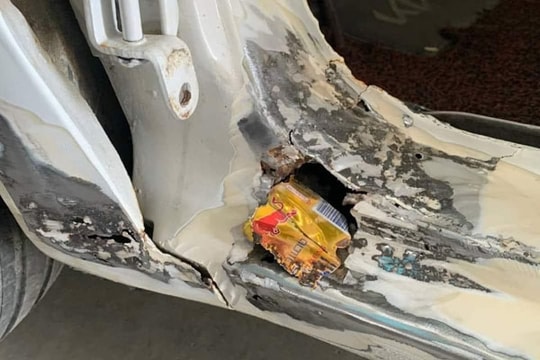 Mua ô tô cũ, phát hiện vỏ lon nước ngọt trám lỗ thủng khung xe