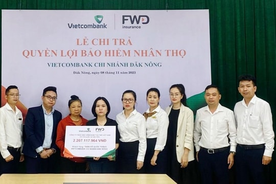 Vietcombank Đăk Nông cùng FWD chi trả quyền lợi bảo hiểm hơn 2 tỷ đồng cho khách hàng